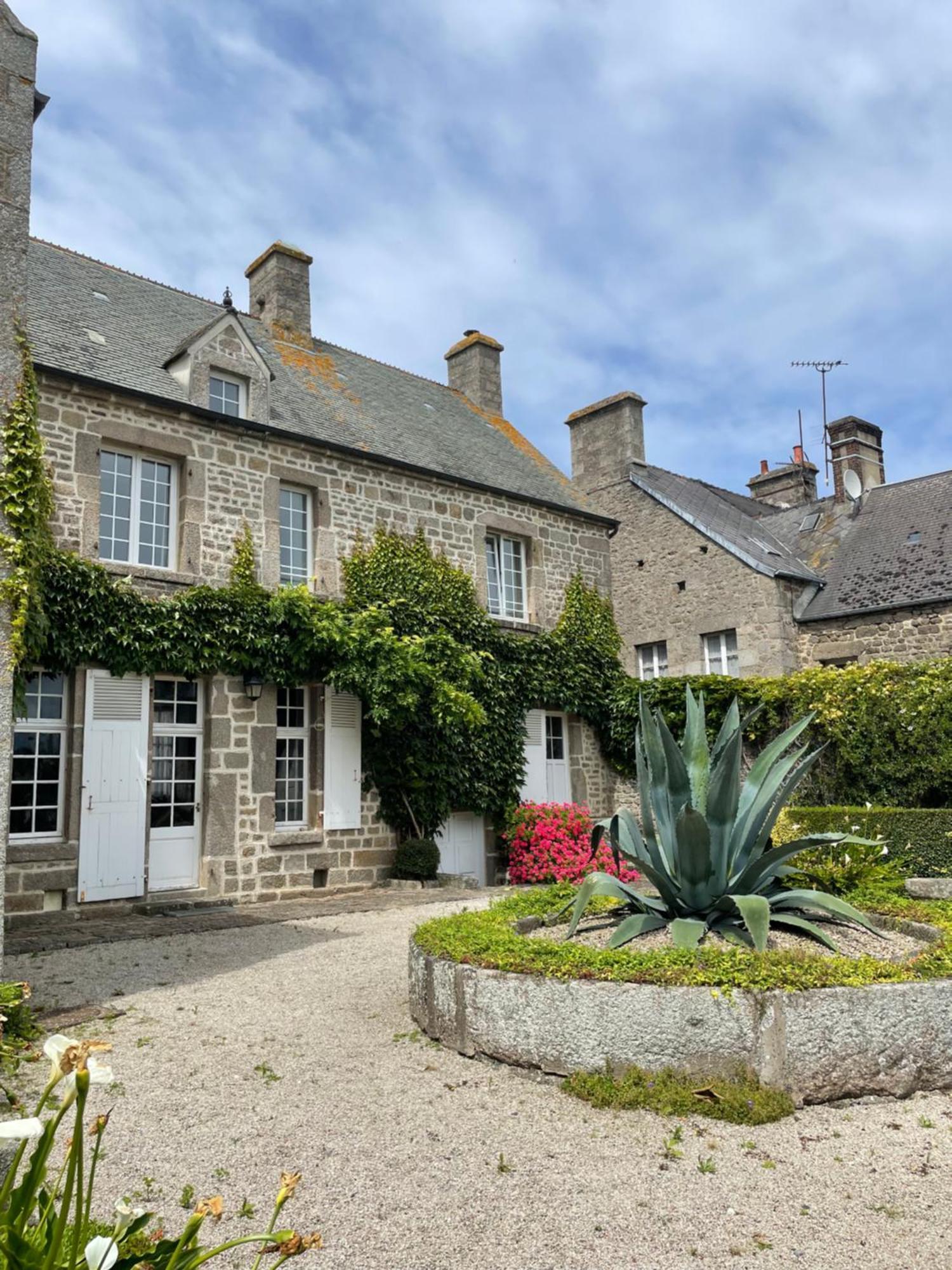 Le Conquerant - Chambres Meublees - Barfleur Kültér fotó