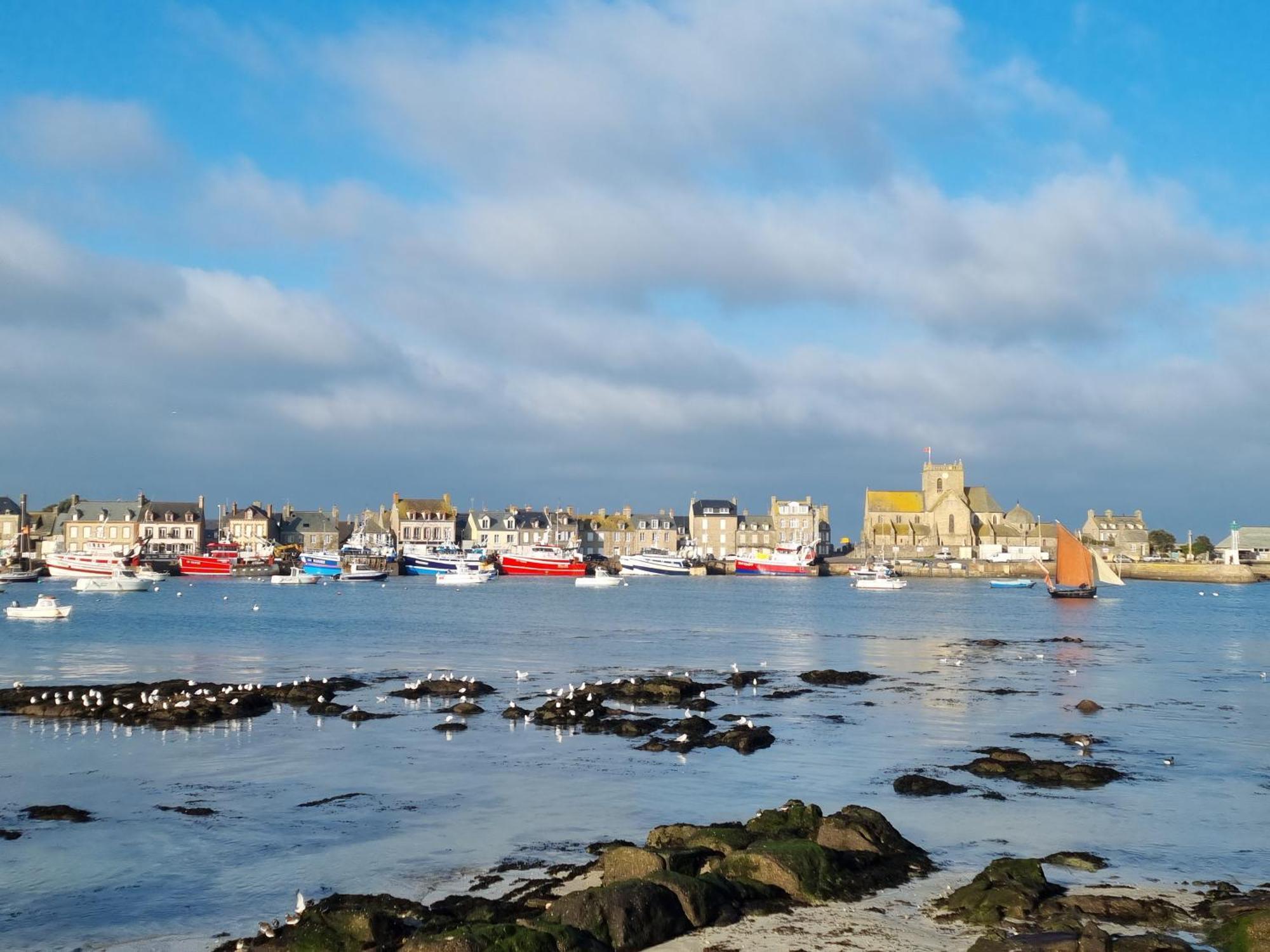 Le Conquerant - Chambres Meublees - Barfleur Kültér fotó