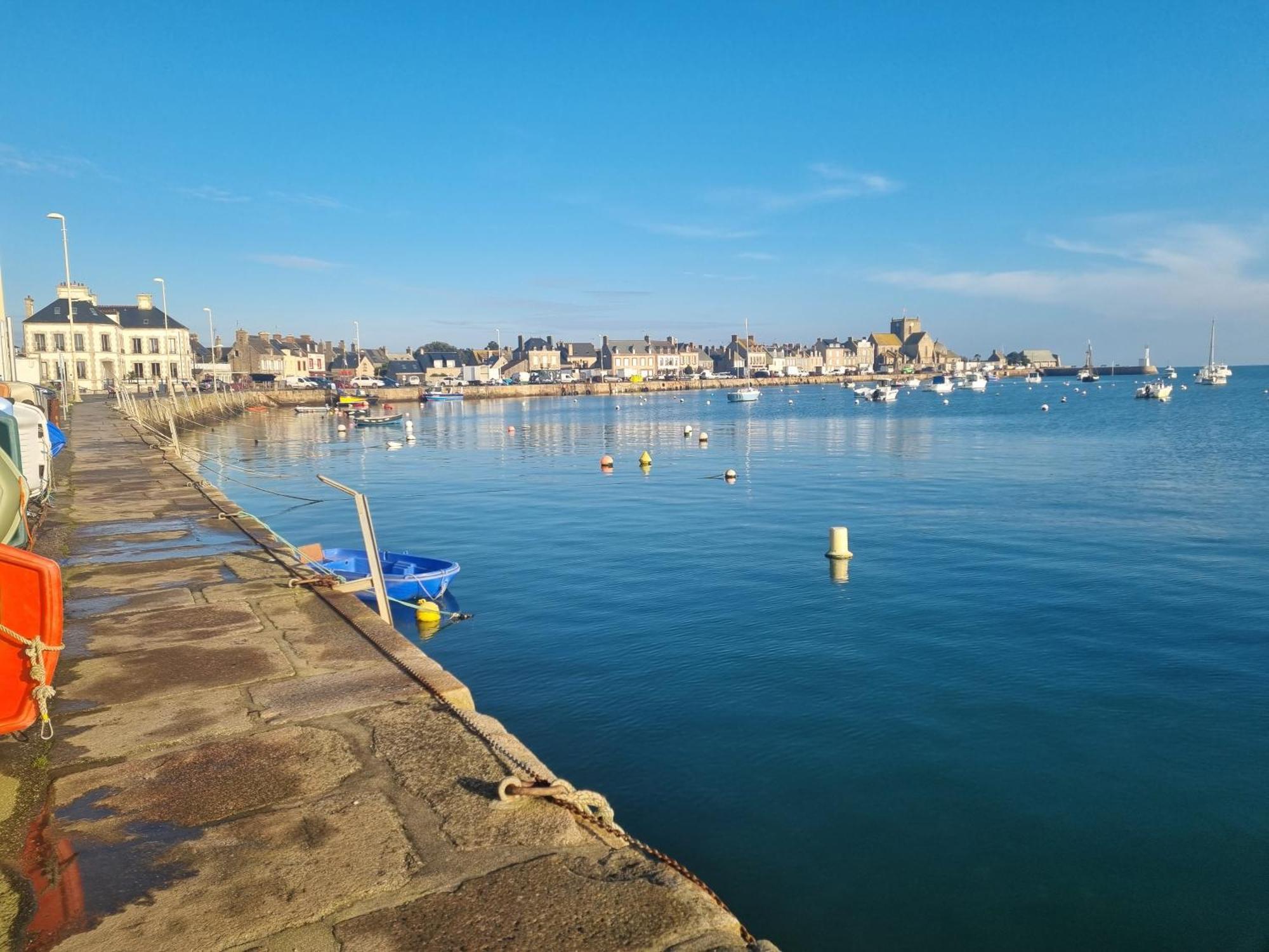 Le Conquerant - Chambres Meublees - Barfleur Kültér fotó